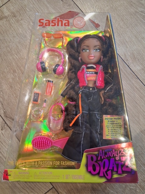 BRATZ Sasha LALKA MODOWA z 10 Akcesoriami LALECZKA DLA DZIECI POWYSTAWOWA