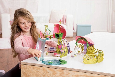 Schleich Błyszczący domek z kwiatami z jednorożcami, jeziorem i stajnią POWYSTAWOWY