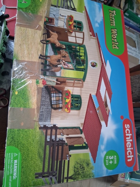 Schleich Stajnia dla koni z wyposażeniem 42195 POWYSTAWOWY