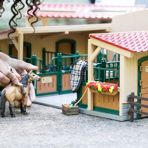 Schleich Stajnia dla koni z wyposażeniem 42195 POWYSTAWOWY