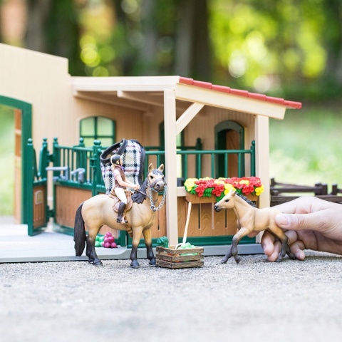 Schleich Stajnia dla koni z wyposażeniem 42195 POWYSTAWOWY